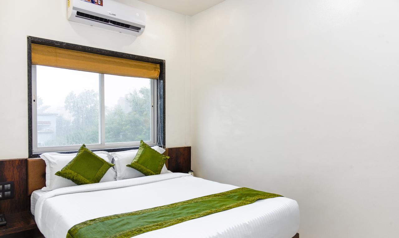 Treebo Malhaar Regency Hotel Chinchvad Exterior foto