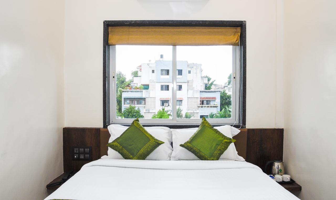 Treebo Malhaar Regency Hotel Chinchvad Exterior foto