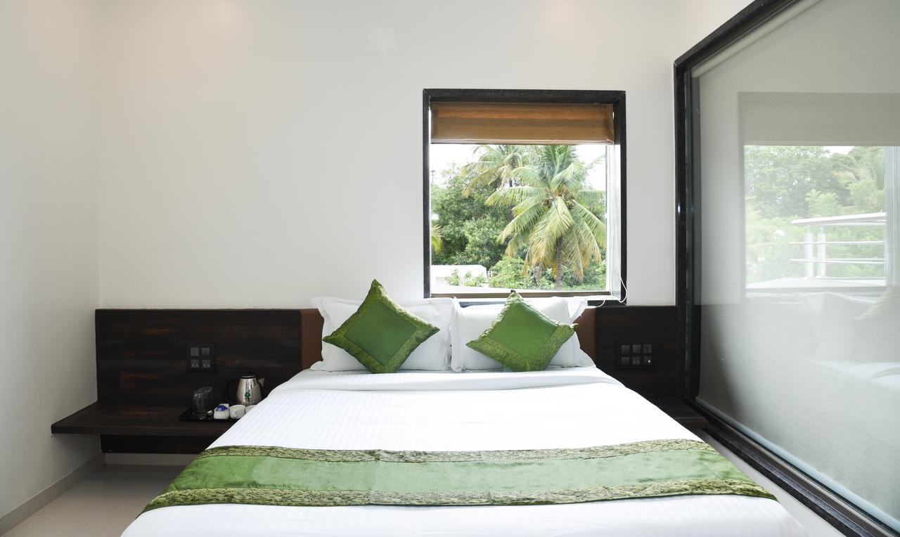 Treebo Malhaar Regency Hotel Chinchvad Exterior foto