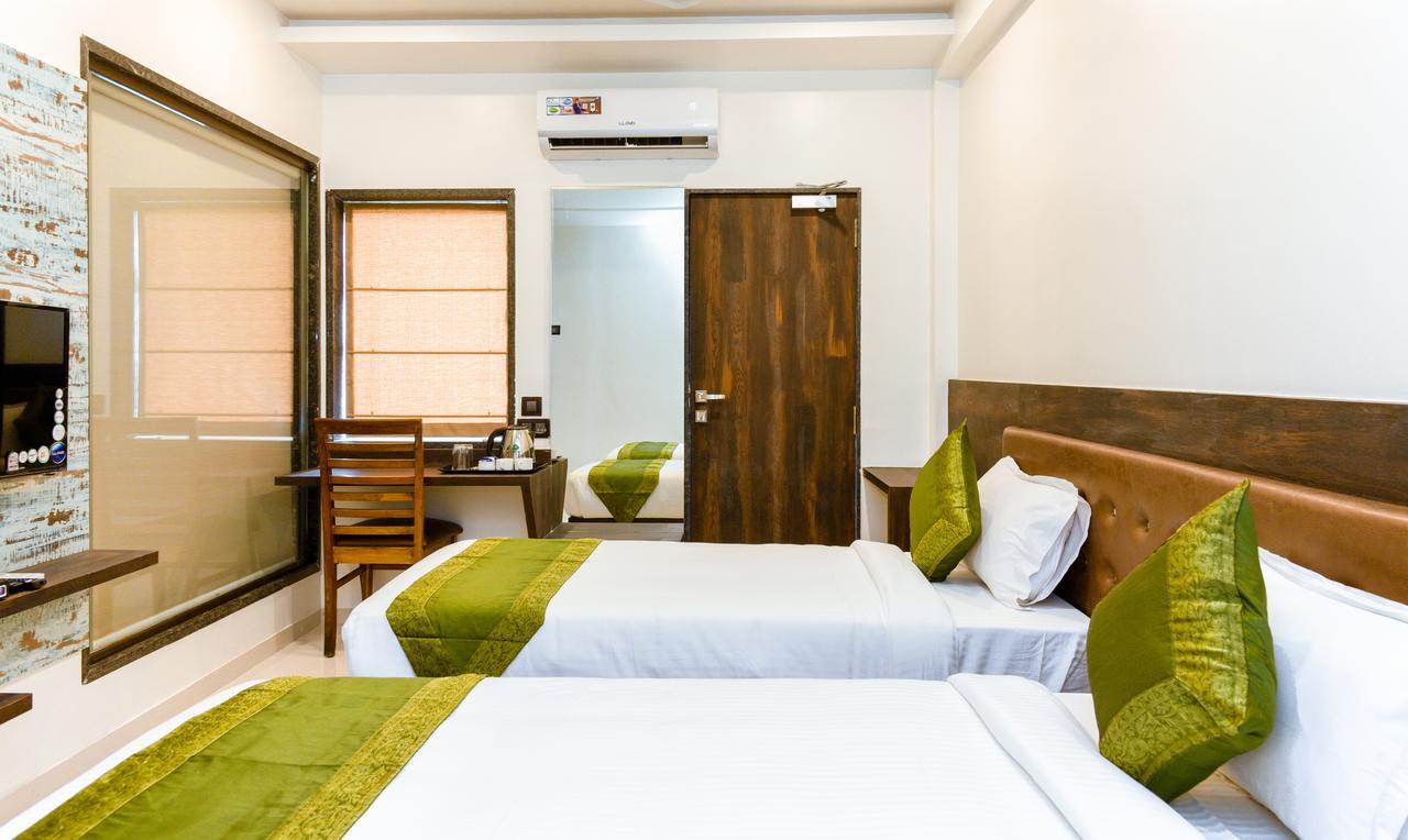 Treebo Malhaar Regency Hotel Chinchvad Exterior foto